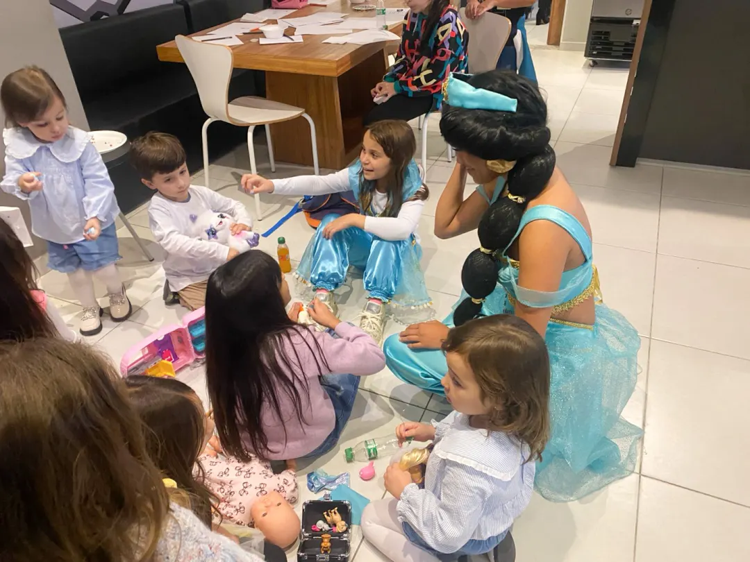 Atriz caracterizada como Jasmine Personagem Vivo com figurino luxuoso Disney Atriz caracterizada como Jasmine Personagem Vivo com figurino luxuoso Disney