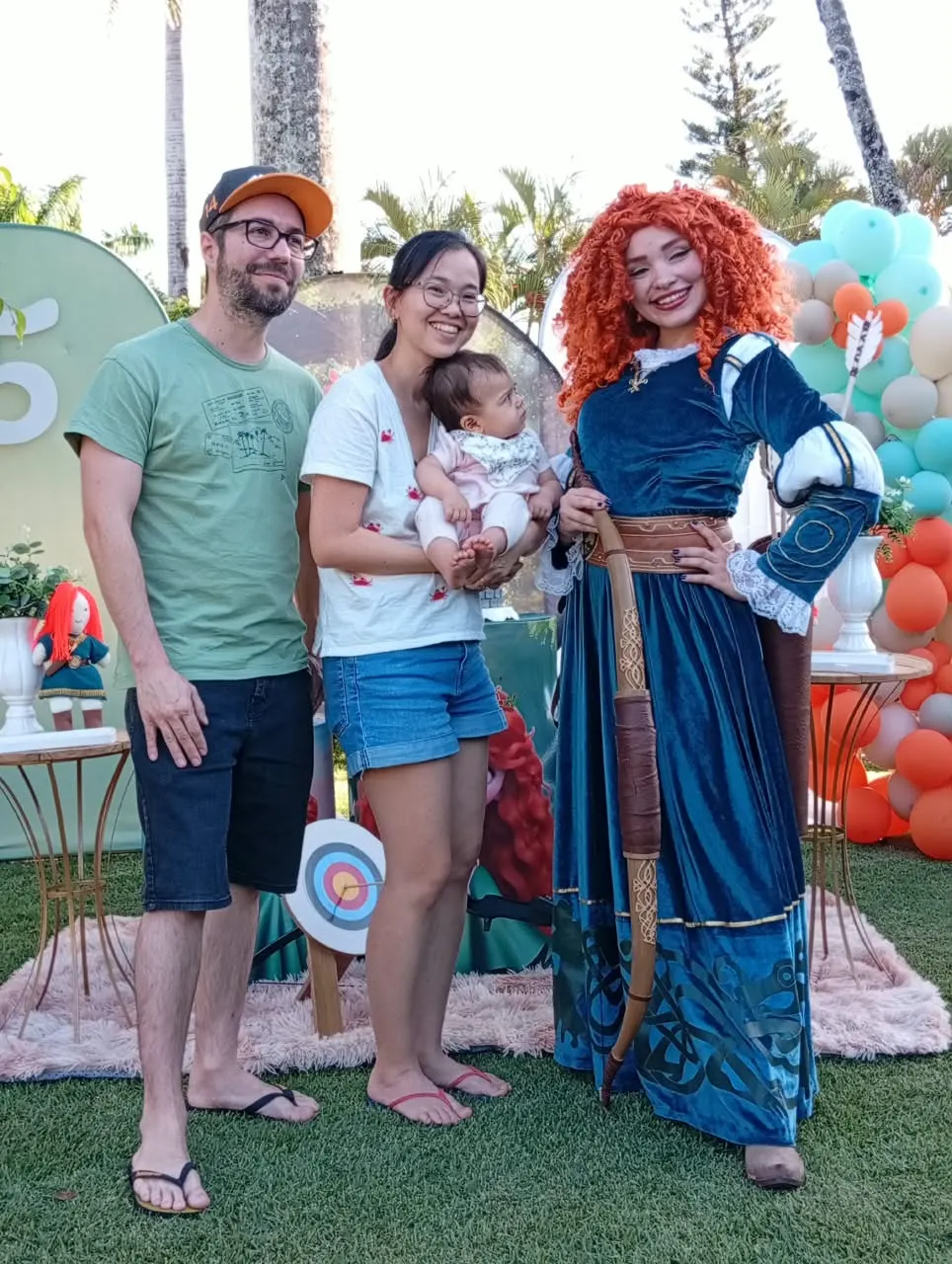 Atriz caracterizada como Merida Personagem Vivo cantando e interagindo no buffet