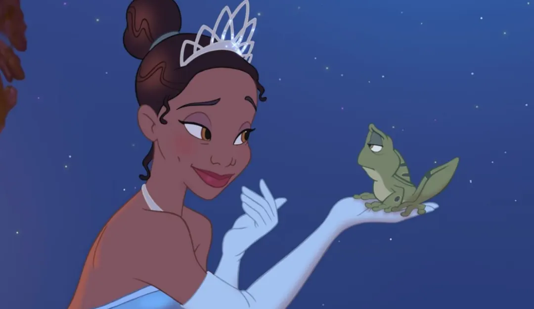 Atriz caracterizada como Tiana Personagem Vivo com vestido verde de gala em festa infantil