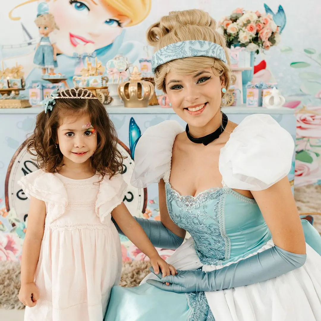 Atriz caracterizada de princesa em apresentação mágica no bairro Villa Branca em Jacareí Atriz caracterizada de princesa em apresentação mágica no bairro Villa Branca em Jacareí