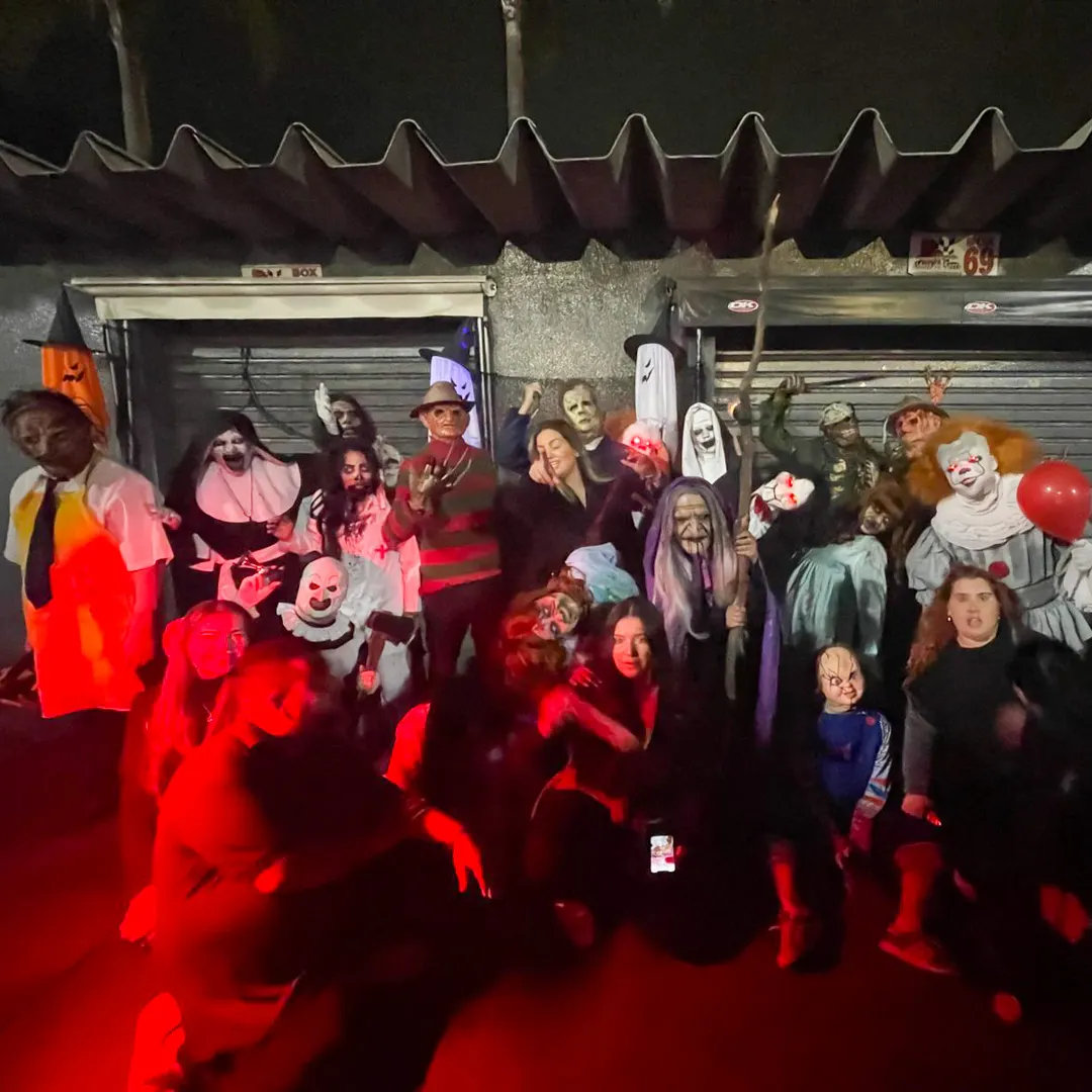 Atriz com figurino de Bruxa Personagem Vivo interagindo em festa infantil em SP Atriz com figurino de Bruxa Personagem Vivo interagindo em festa infantil em SP
