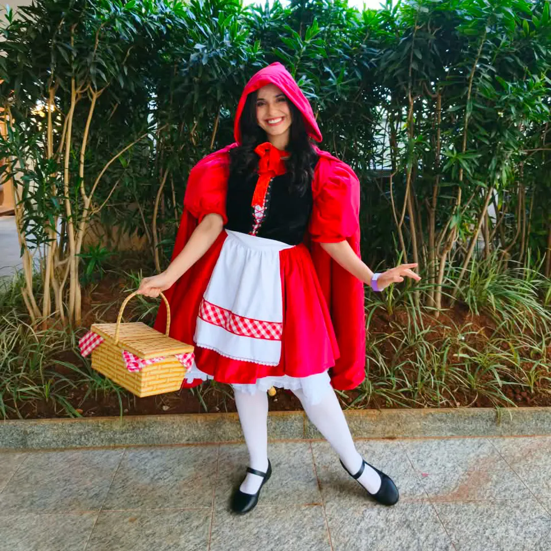 Atriz com figurino de Chapeuzinho Vermelho Personagem Vivo animando festa infantil em SP