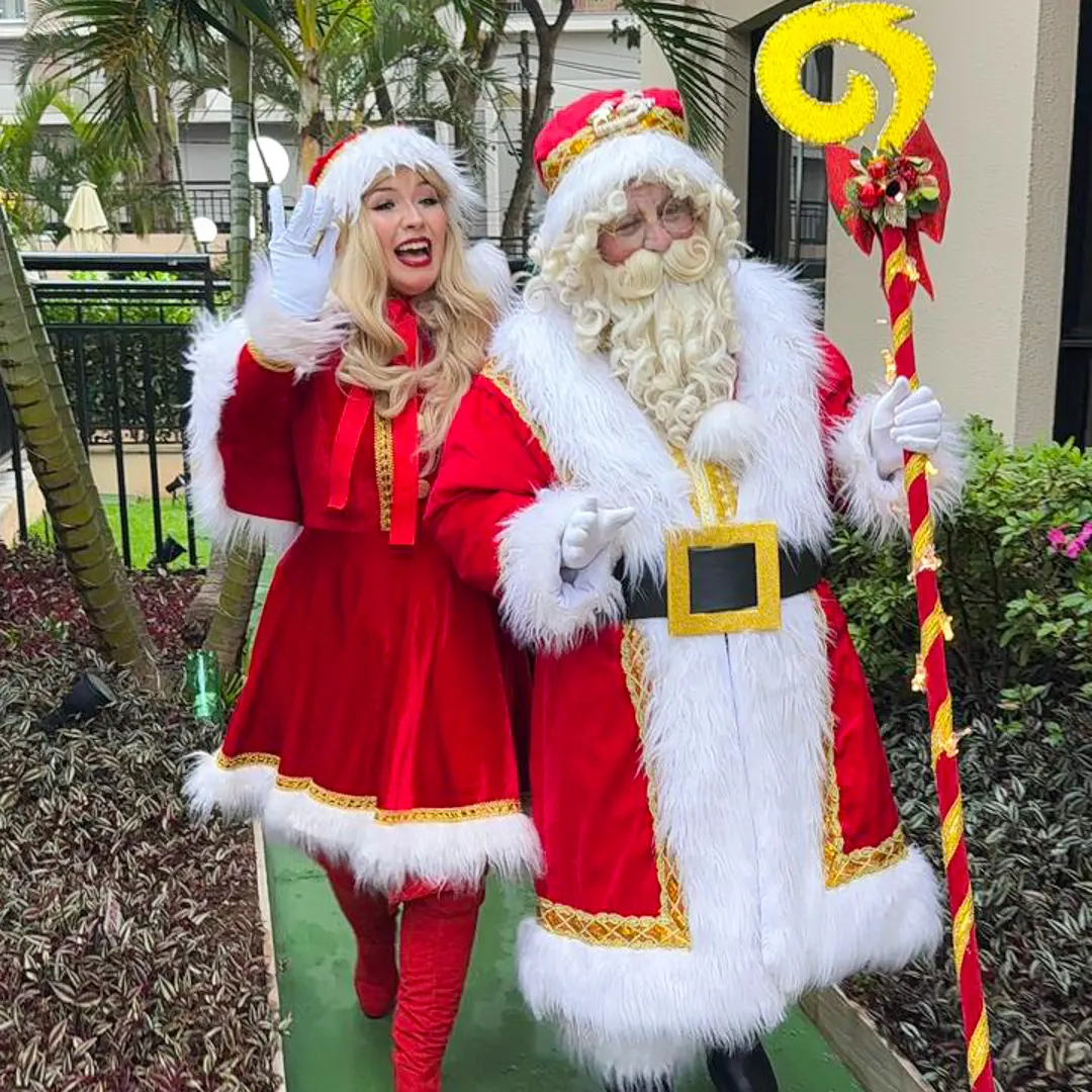 Atriz de Mamãe Noel Personagem Vivo interagindo com crianças em evento natalino