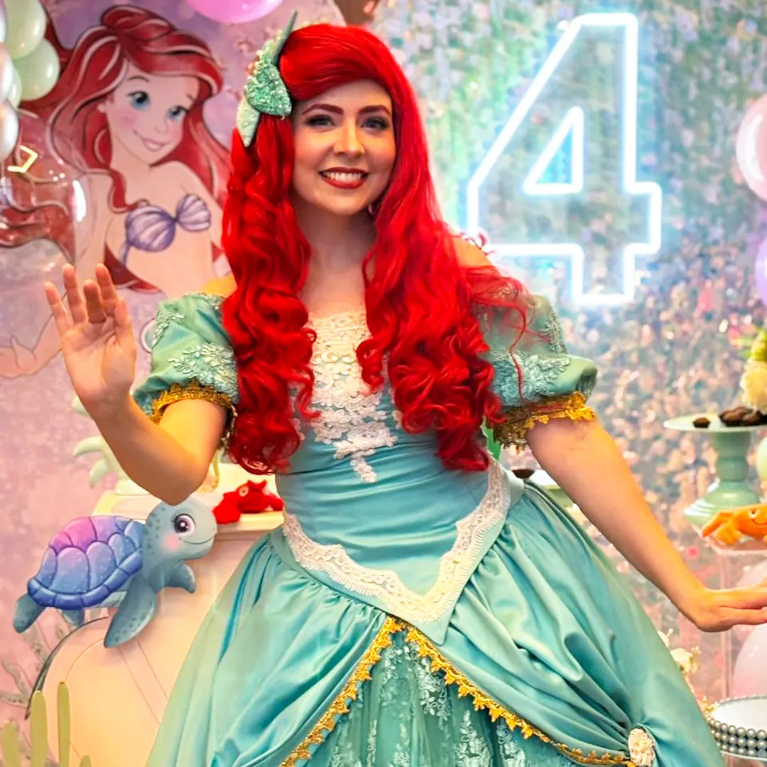 Atriz fantasiada de princesa encantando criancas em evento em Jundiaí Atriz fantasiada de princesa encantando criancas em evento em Jundiaí