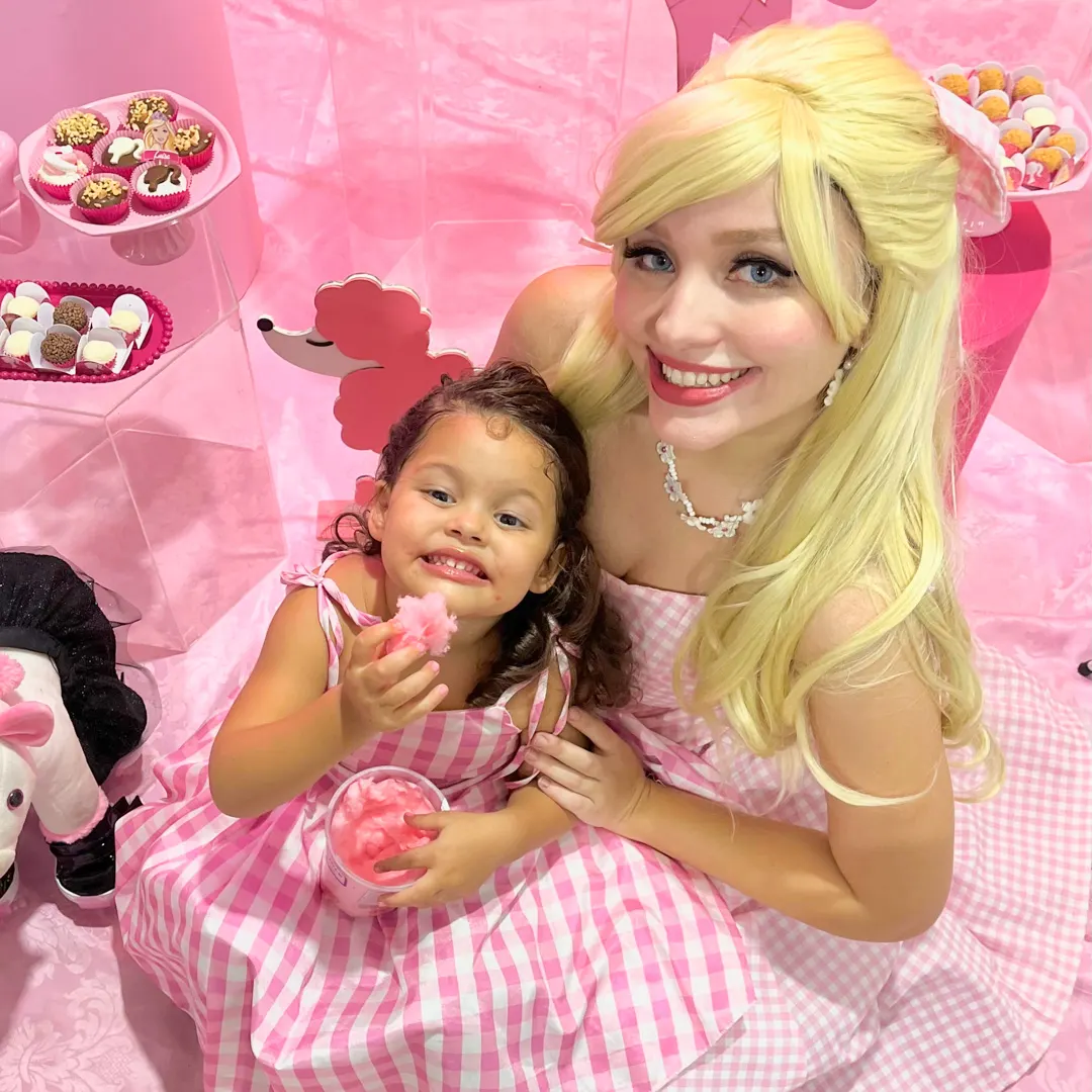Barbie em atracao de personagem vivo para festas infantis e eventos em Sao Paulo Barbie em atracao de personagem vivo para festas infantis e eventos em Sao Paulo