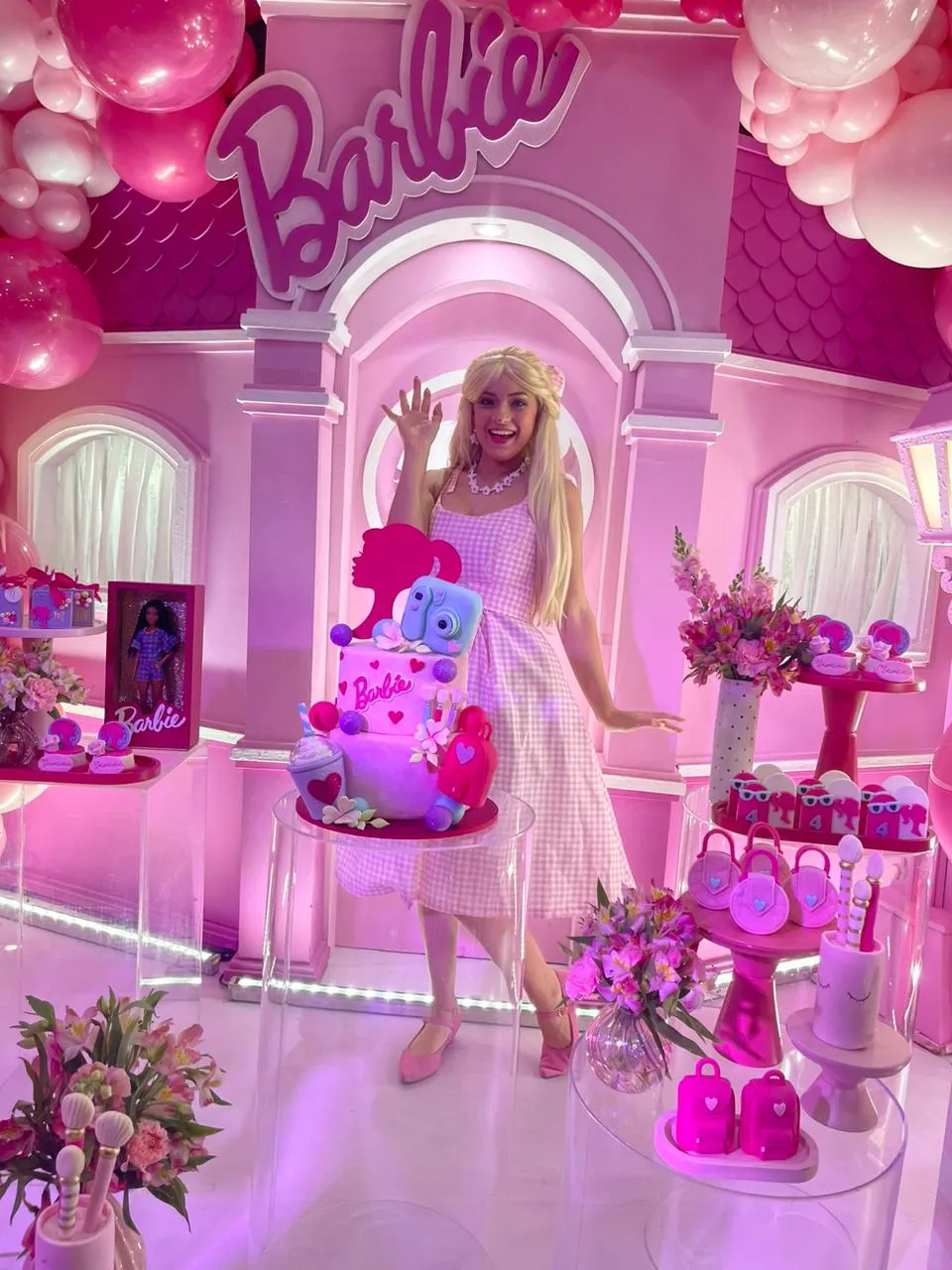 Barbie interagindo com criancas em festas infantis e eventos em Sao Paulo