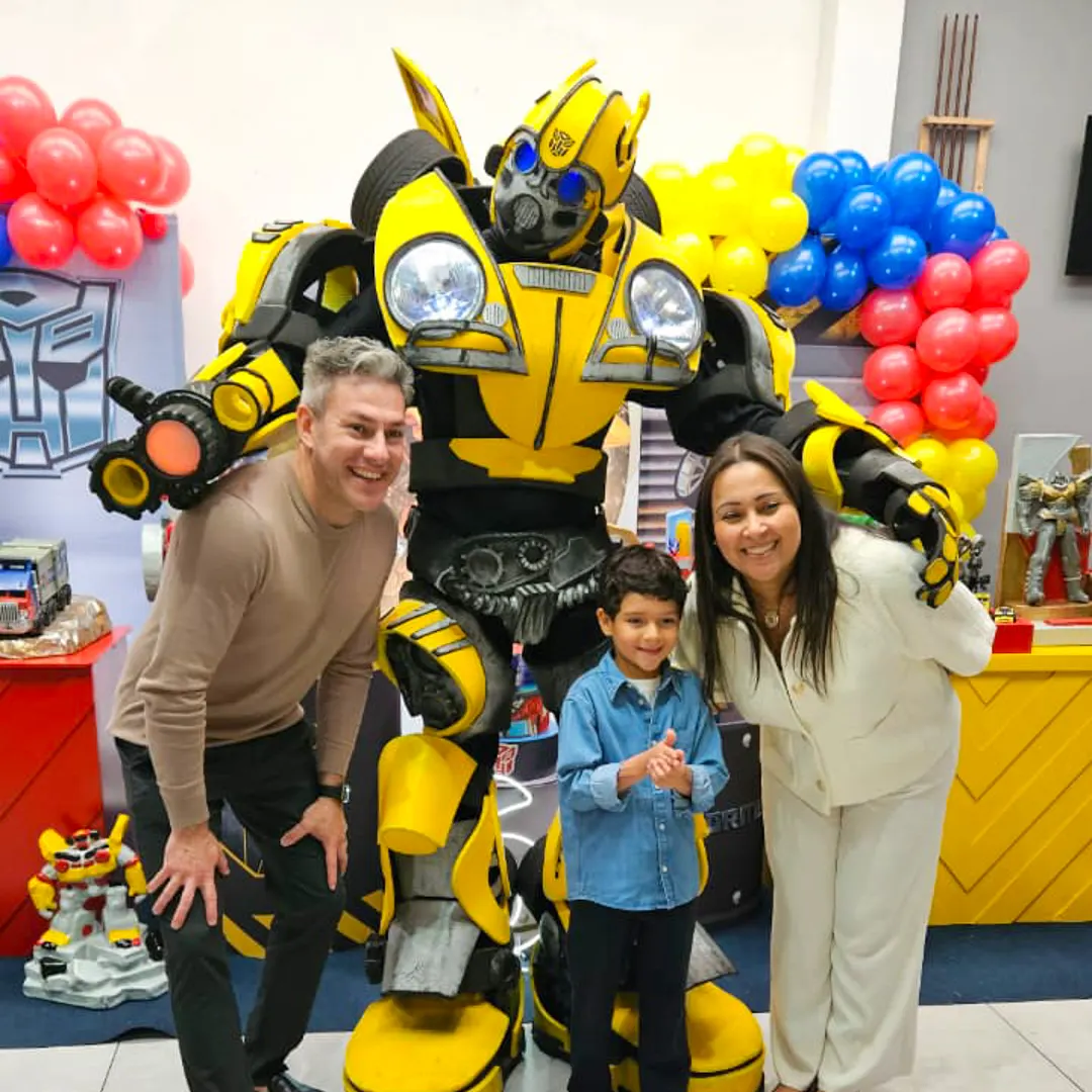 Bastidores de preparação da equipe de personagens vivos para festa infantil.