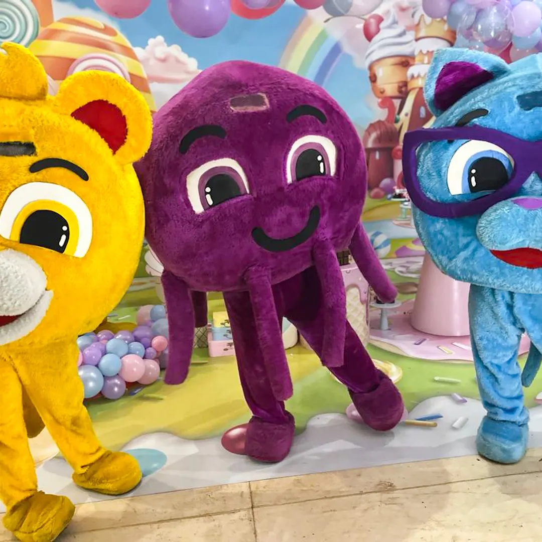 Bolofofos Personagem Vivo interagindo com crianças animadas durante festa infantil em São Paulo Bolofofos Personagem Vivo interagindo com crianças animadas durante festa infantil em São Paulo