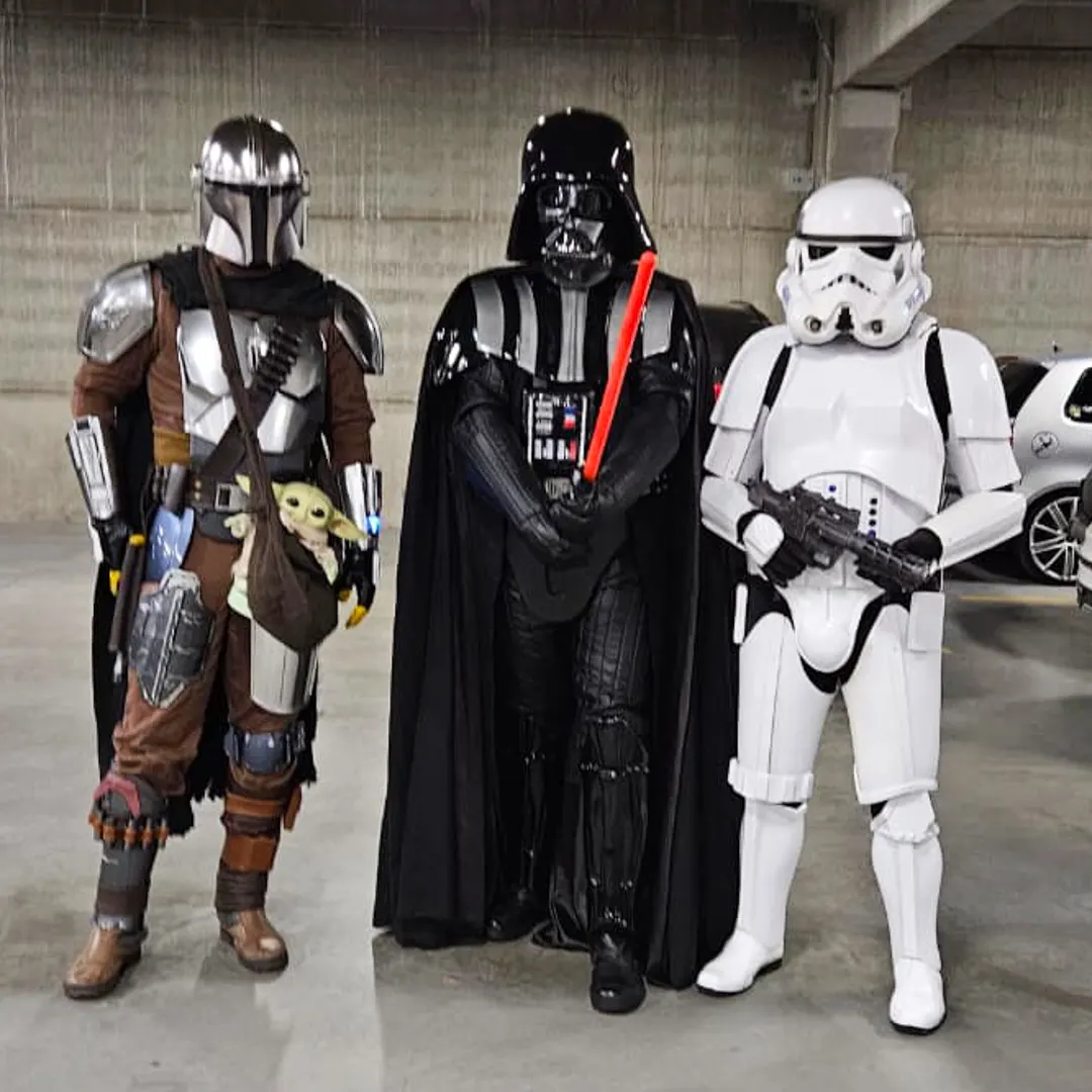 Caixa de som e equipamentos prontos para a trilha sonora dos personagens no evento.