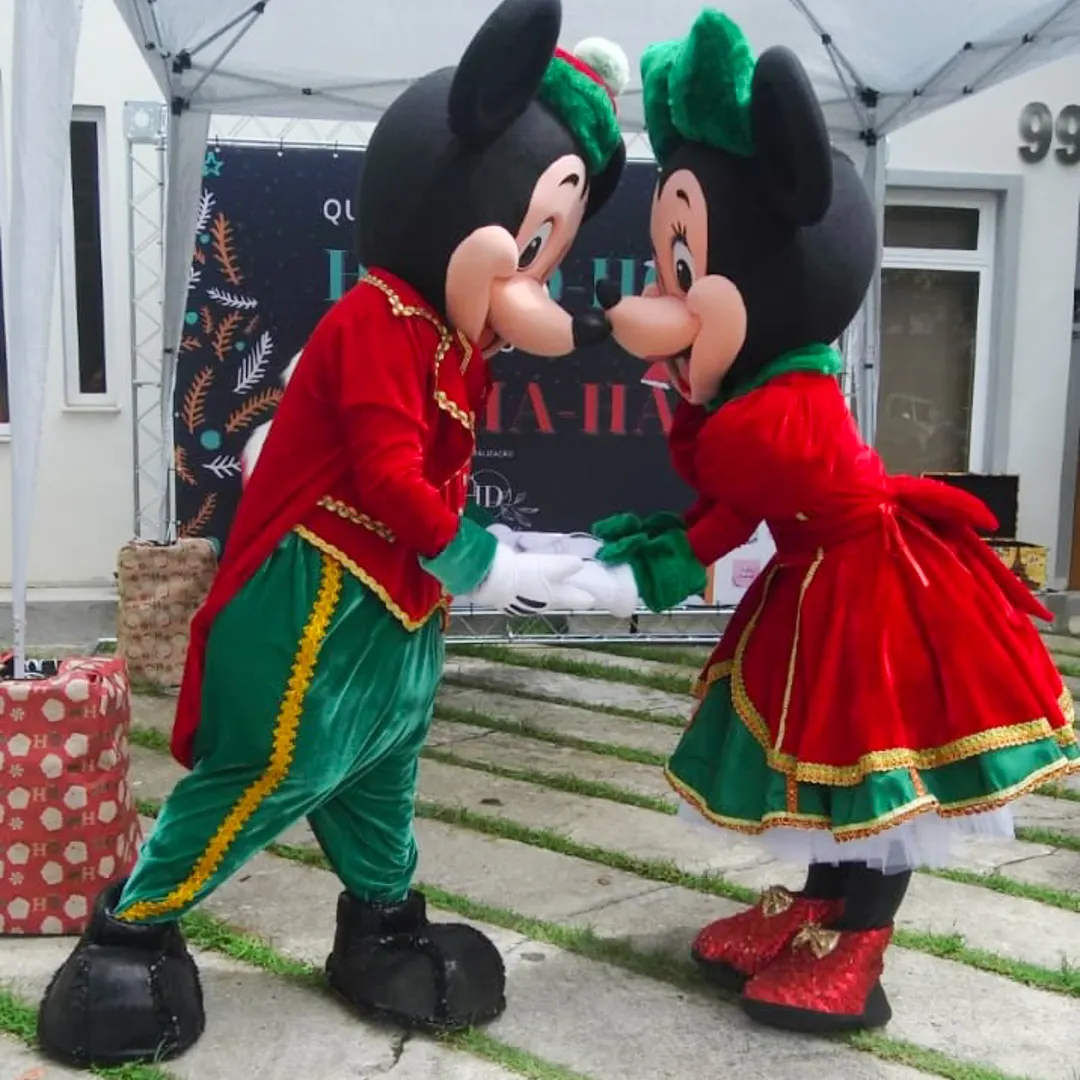 Casal Mickey e Minnie Natalino Personagem Vivo posando com figurinos de gala luxo