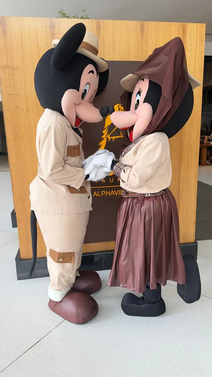 Chegada triunfal de Mickey e Minnie Safari Personagem Vivo em evento temático em São Paulo