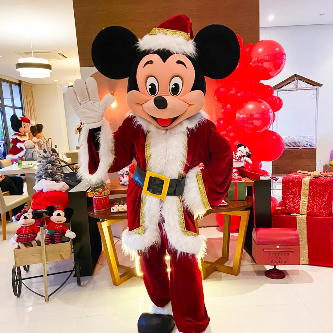 Crianças abraçando Mickey e Minnie Natalino Personagem Vivo em evento São Paulo