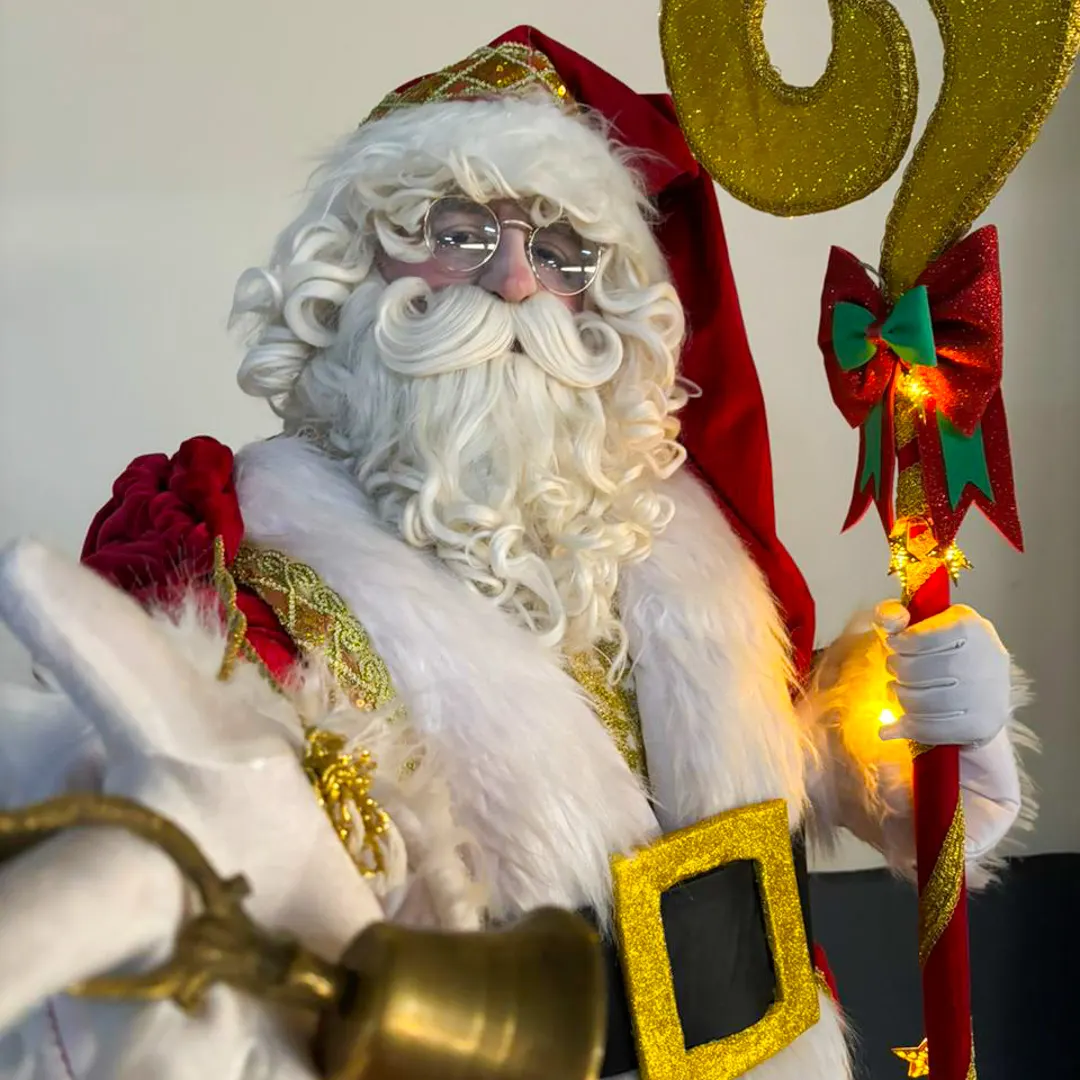 Crianças abraçando Nossos Personagens de Natal Personagem Vivo no evento de fim de ano