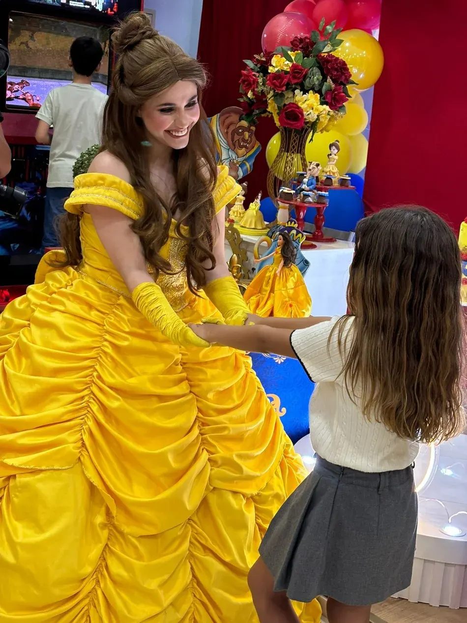 Crianças interagindo com Personagens Vivos para Festa Infantil em Salto