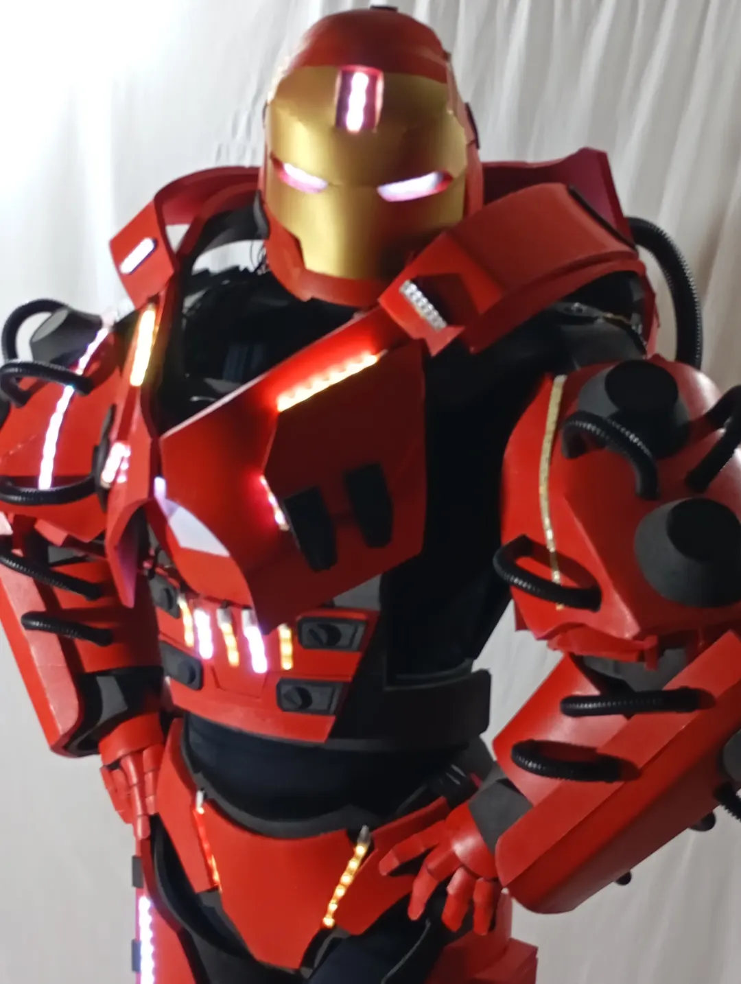 Crianças reunidas ao redor do Robô do Homem de Ferro Personagem Vivo durante apresentação oficial Crianças reunidas ao redor do Robô do Homem de Ferro Personagem Vivo durante apresentação oficial