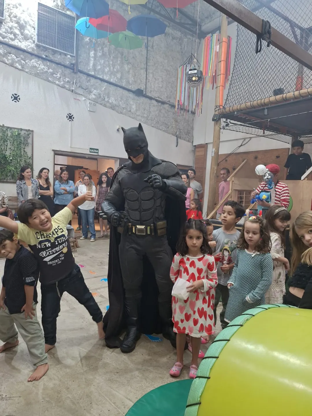 Crianças reunidas para tirar fotos com o cavaleiro das trevas Batman Personagem Vivo Crianças reunidas para tirar fotos com o cavaleiro das trevas Batman Personagem Vivo