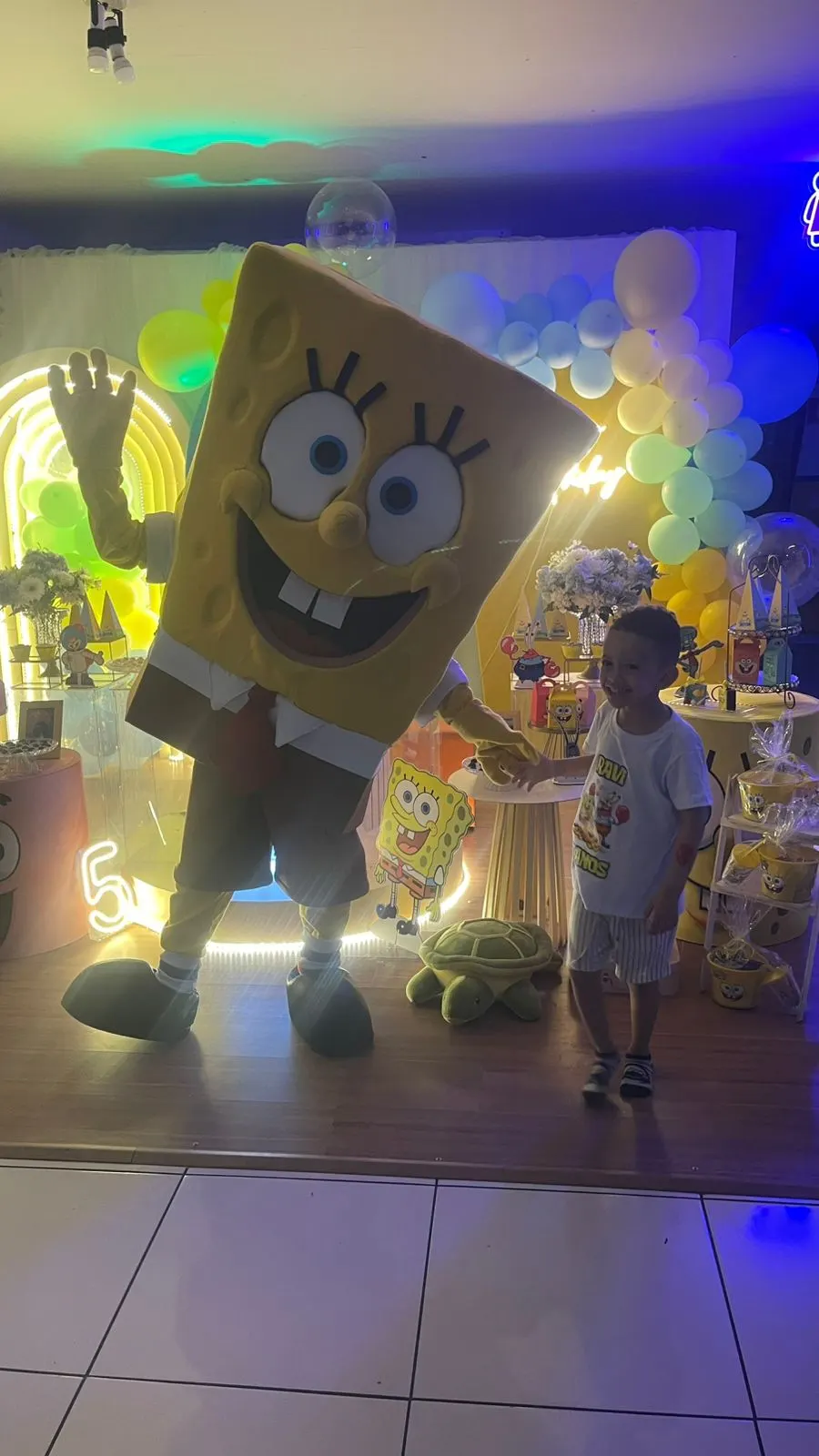 Criancas tirando fotos com Bob Esponja personagem vivo para festas Criancas tirando fotos com Bob Esponja personagem vivo para festas