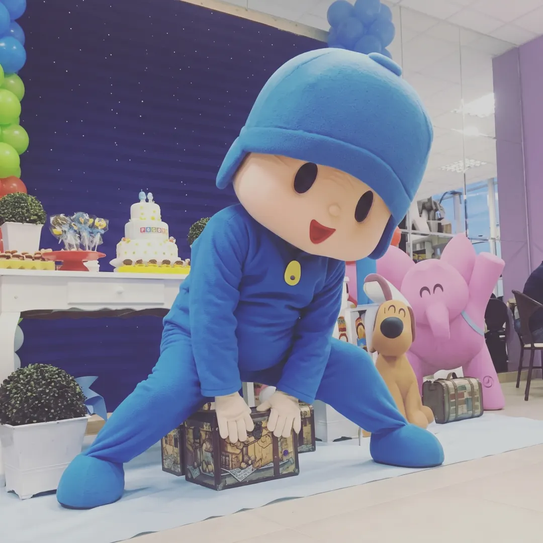 Crianças tirando fotos incríveis com o Pocoyo Personagem Vivo no Portal Personagens