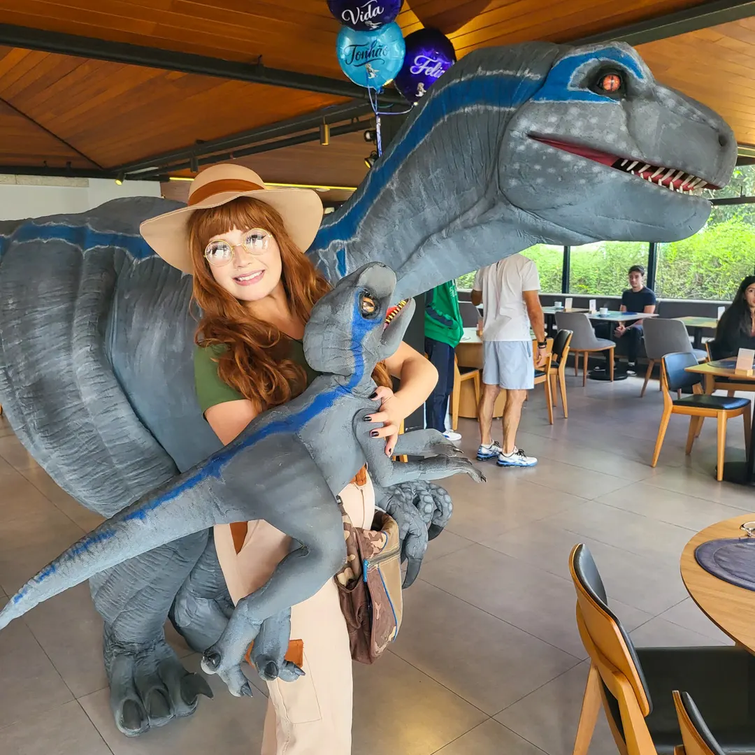Detalhe da cabeça da Velociraptor Blue de tamanho real mostrando textura da pele emborrachada e dentes cenográficos.