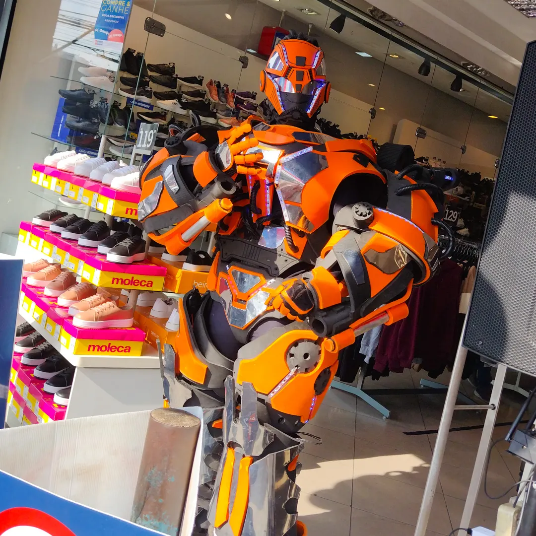 Detalhes da armadura iluminada do Robô Laranja Personagem Vivo para recepção de eventos Detalhes da armadura iluminada do Robô Laranja Personagem Vivo para recepção de eventos