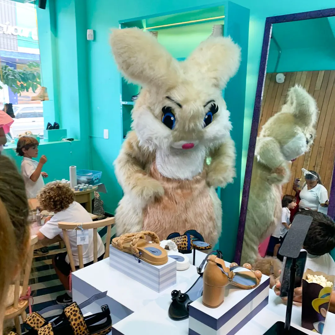Detalhes do figurino profissional de alta qualidade do Coelho Bege Peludo Personagem Vivo em São Pau Detalhes do figurino profissional de alta qualidade do Coelho Bege Peludo Personagem Vivo em São Pau