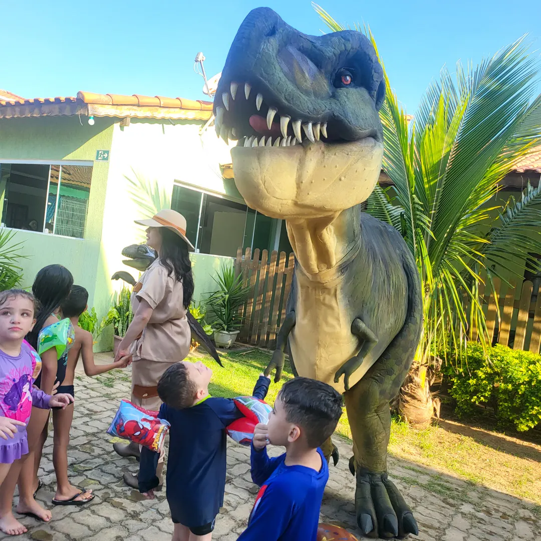 Detalhes realistas dos figurinos cinematográficos de Nossos Dinossauros Personagem Vivo Detalhes realistas dos figurinos cinematográficos de Nossos Dinossauros Personagem Vivo