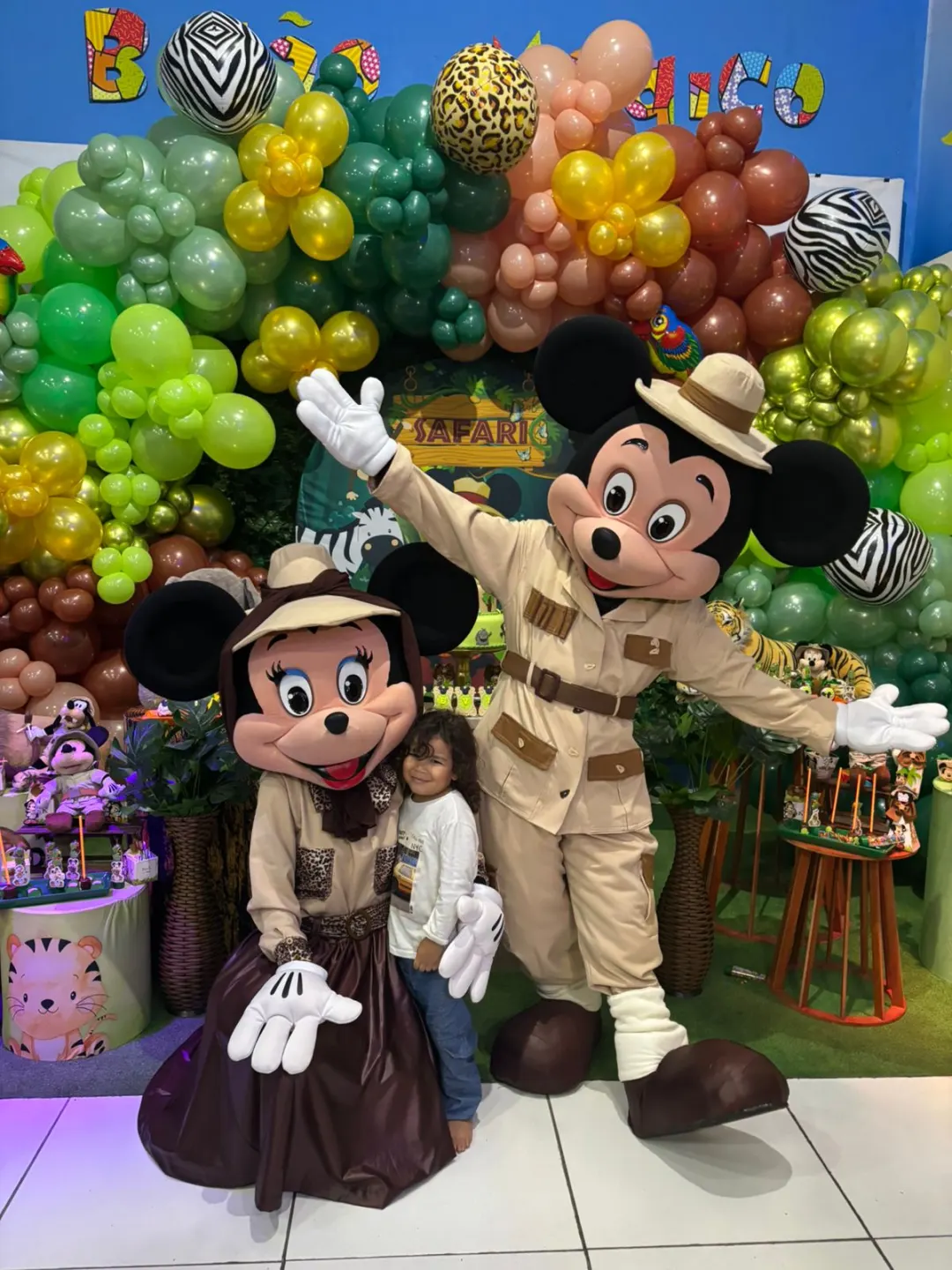Dupla Mickey e Minnie Safari Personagem Vivo dançando com crianças na festa de aniversário