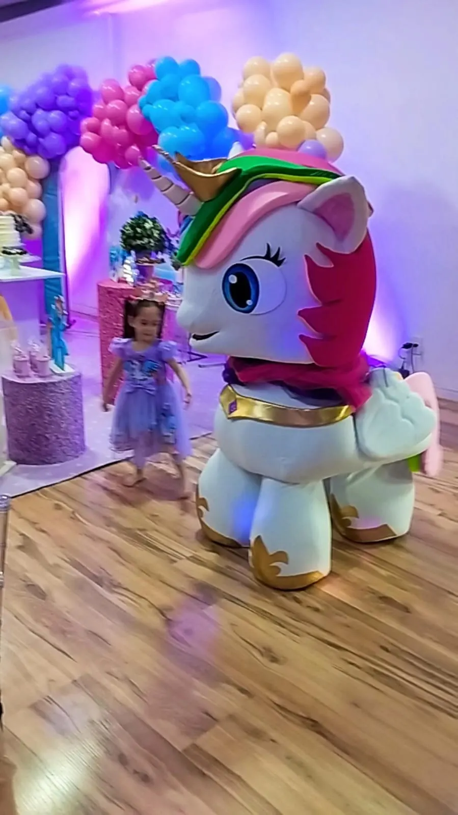 Elenco com Unicórnio de Luxo Personagem Vivo brilhando em festa infantil em São Paulo