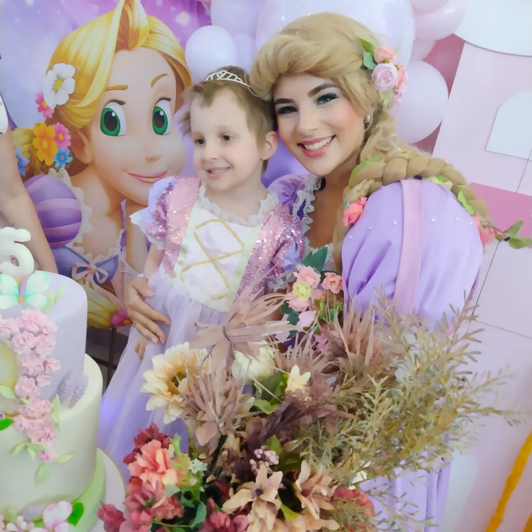 Elenco de personagens vivos reunido em festa infantil no Tatuapé