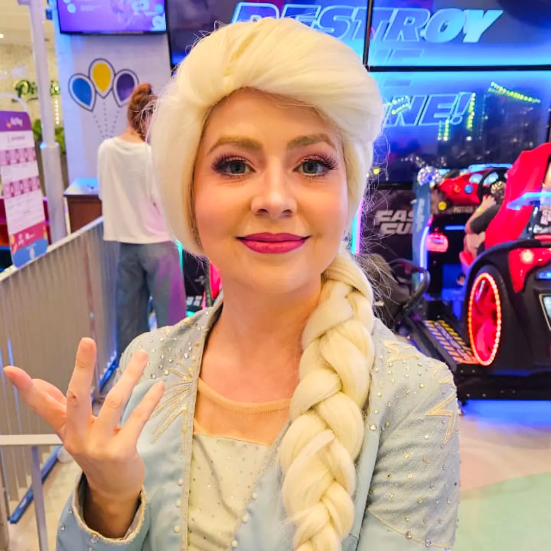 Elsa Personagem Vivo interagindo com crianças animadas durante festa infantil em São Paulo