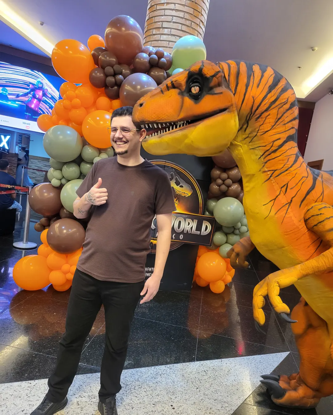 Entrada empolgante do Velociraptor Laranja Personagem Vivo na pista de festas infantis Entrada empolgante do Velociraptor Laranja Personagem Vivo na pista de festas infantis