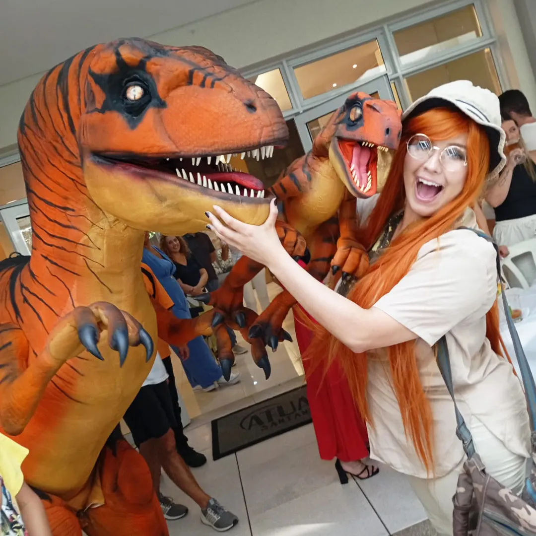 Entrada triunfal do Dinossauro Baby Laranja Personagem Vivo na festa de aniversário Entrada triunfal do Dinossauro Baby Laranja Personagem Vivo na festa de aniversário