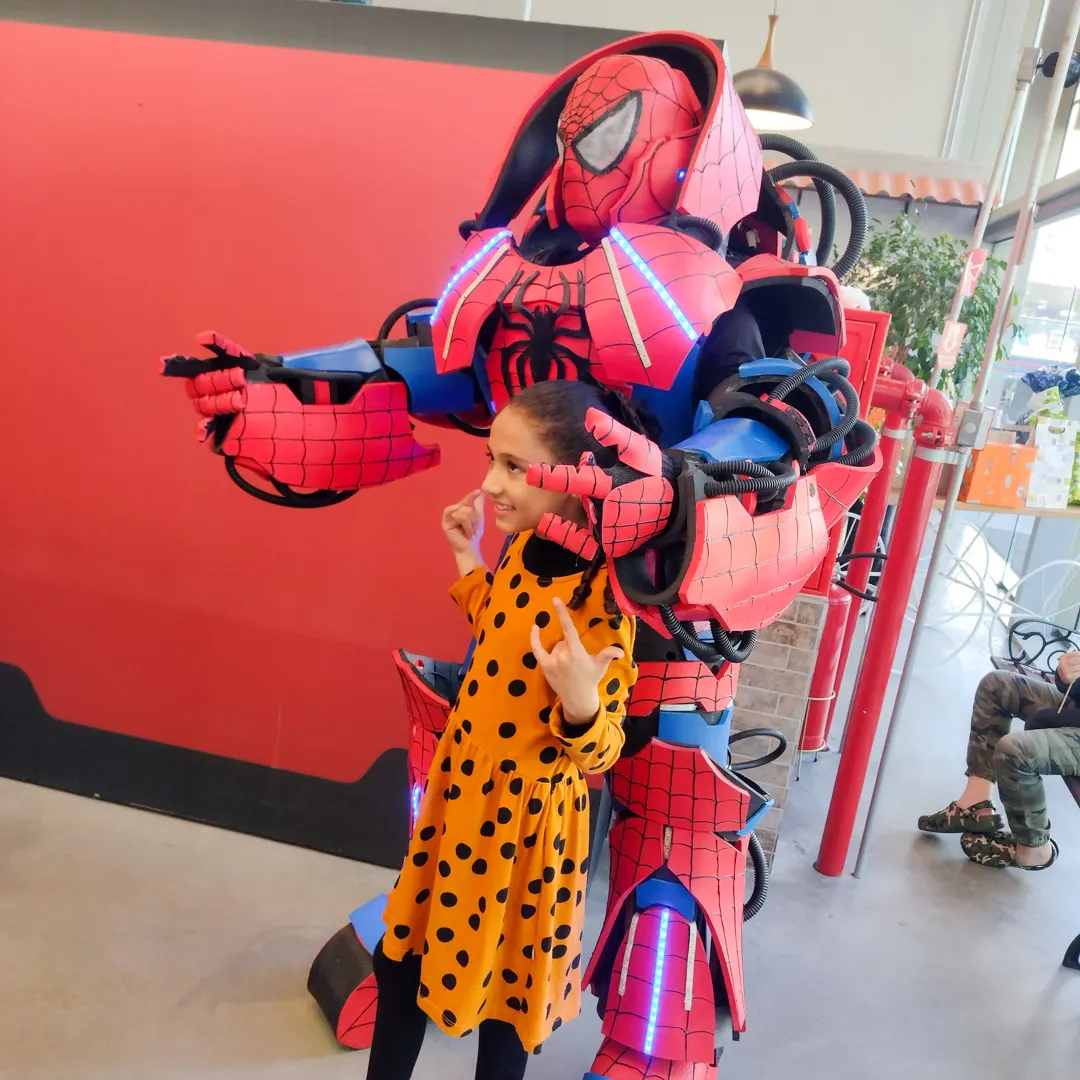 Entrada triunfal do Robô do Homem Aranha Personagem Vivo animando a garotada em São Paulo