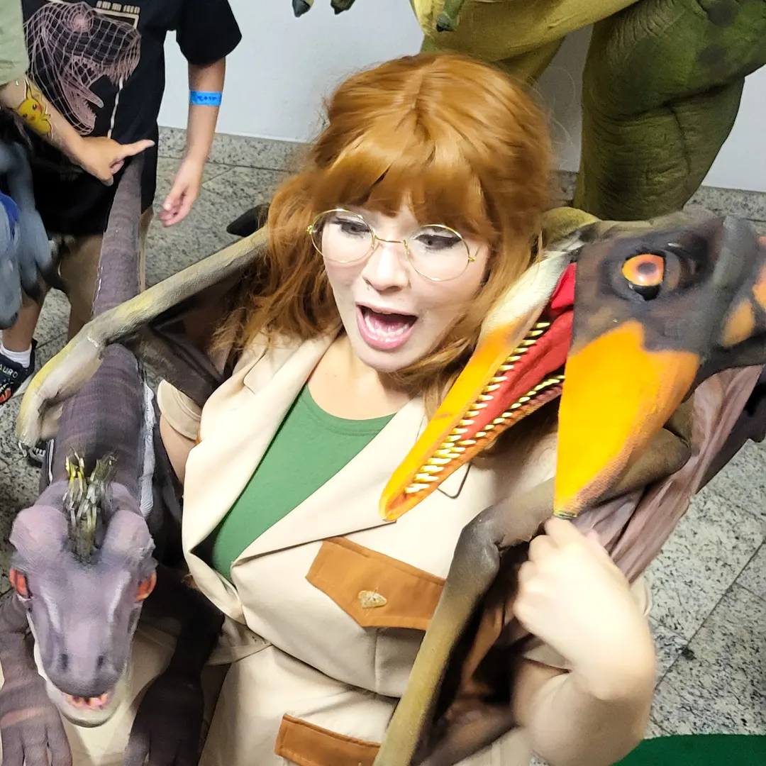 Equipe conduzindo o Pterodáctilo Baby Personagem Vivo em evento infantil em SP