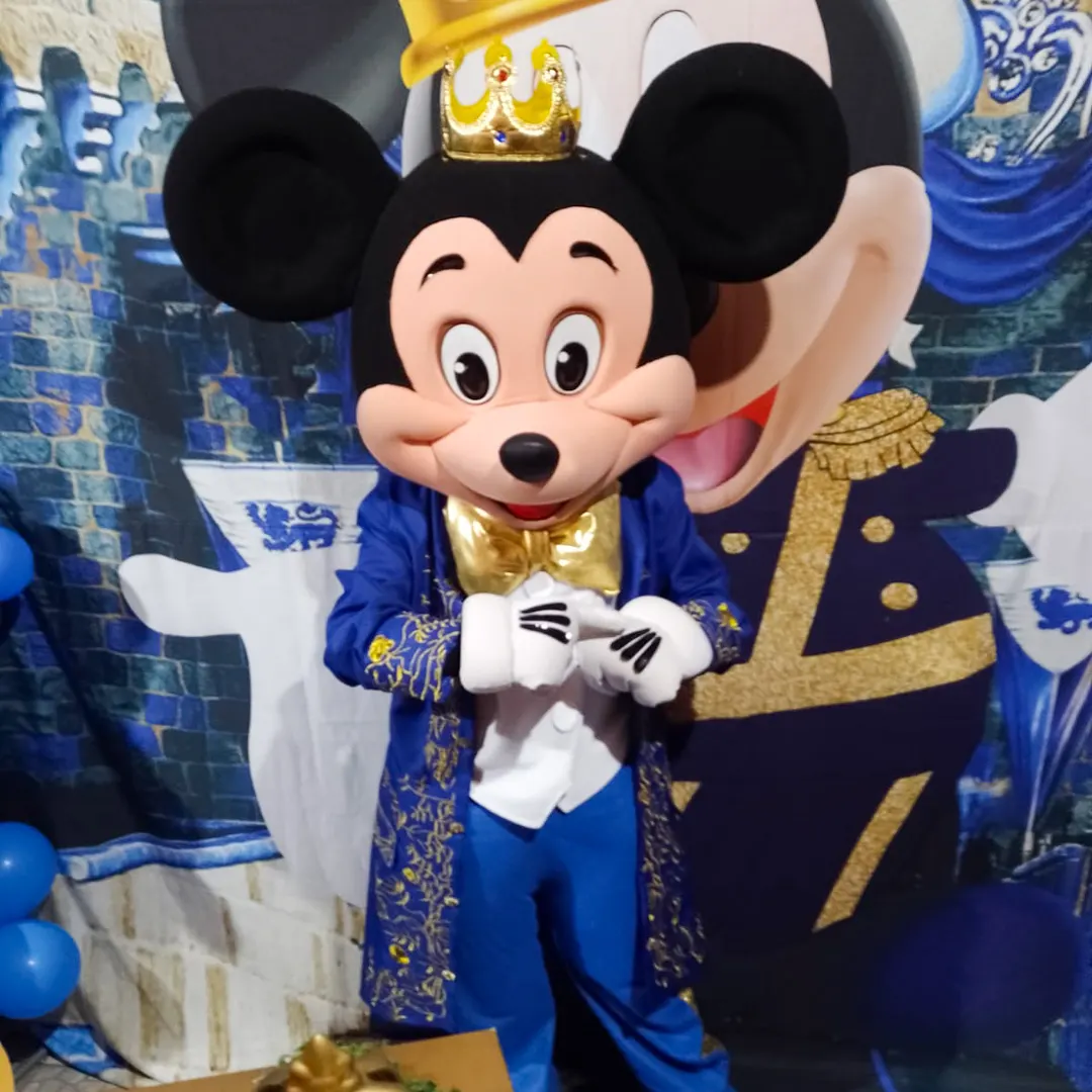 Equipe de personagens vivos profissionais animando parabéns em buffet infantil de Jacareí Equipe de personagens vivos profissionais animando parabéns em buffet infantil de Jacareí