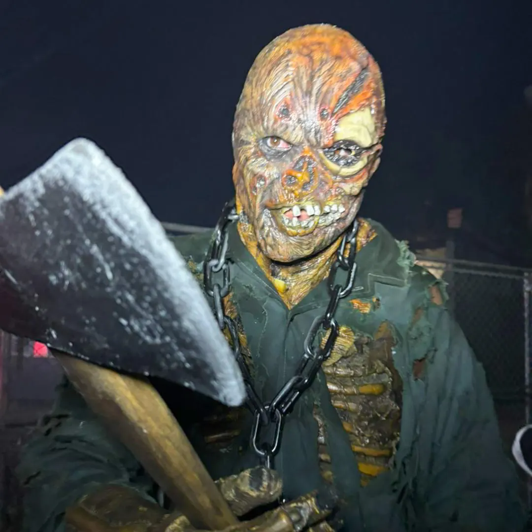 Figurino cinematográfico com máscara do Jason Personagem Vivo para recepção de convidados Figurino cinematográfico com máscara do Jason Personagem Vivo para recepção de convidados