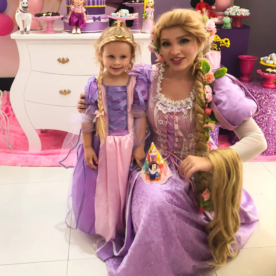Figurino cinematográfico da personagem viva Rapunzel para festas e eventos em São Paulo