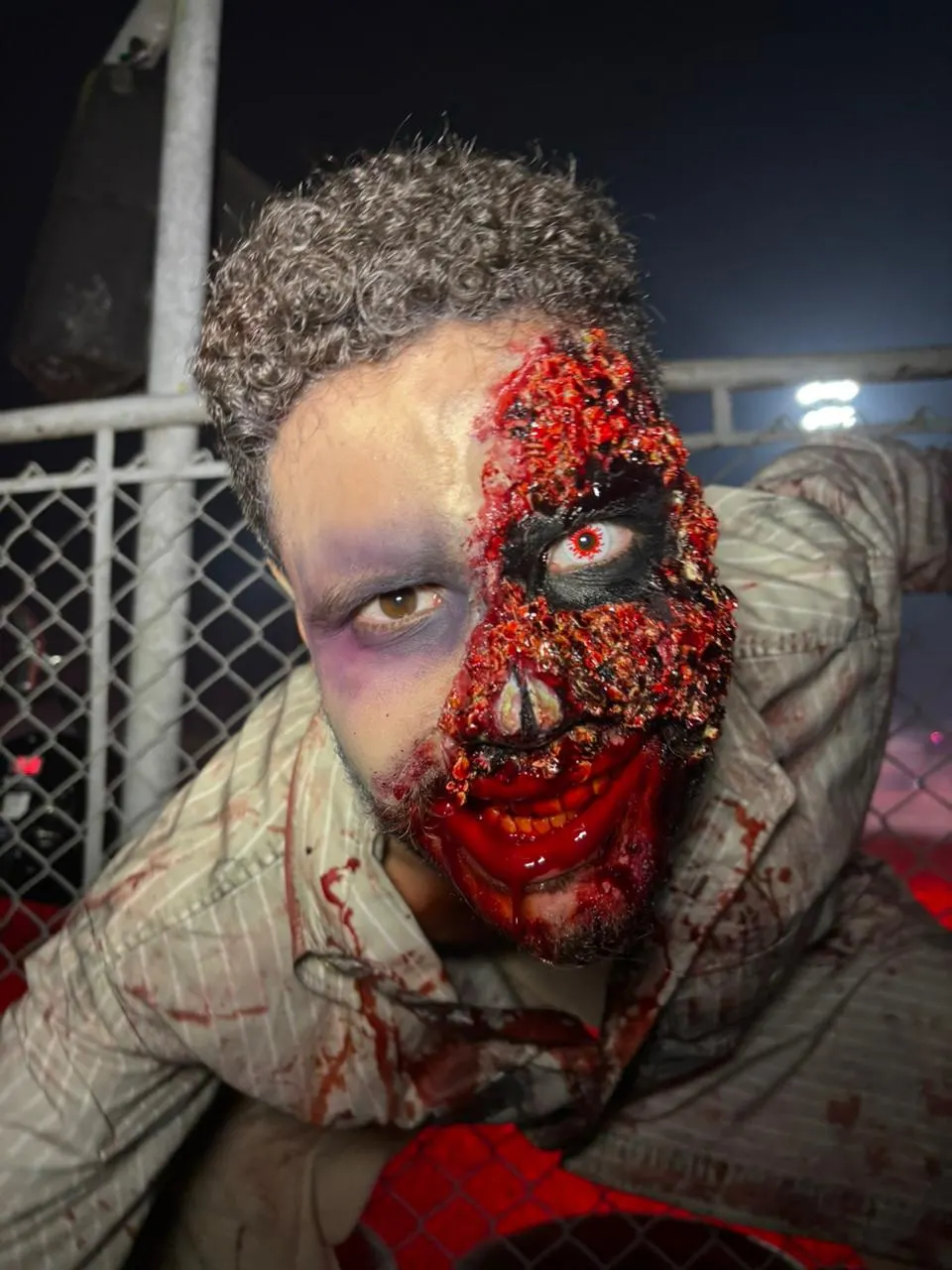 Figurino cinematográfico de Zumbi Personagem Vivo para recepção temática de convidados
