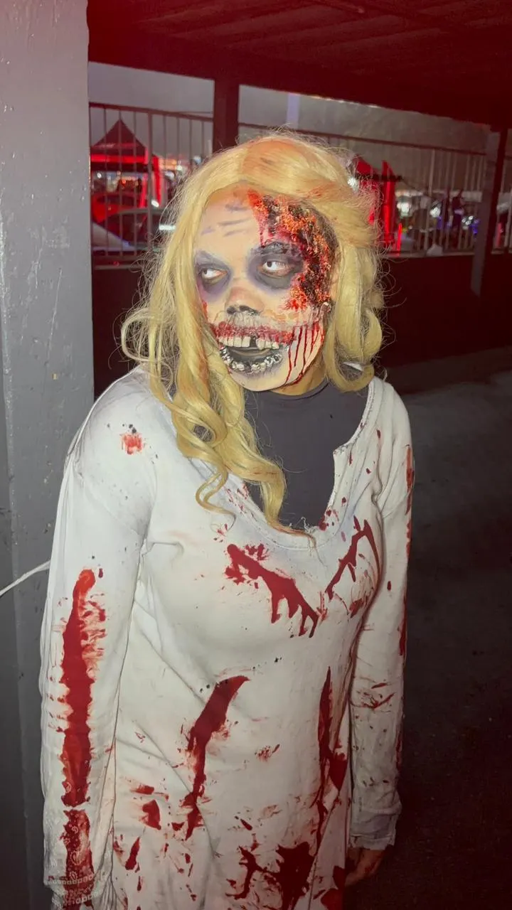 Figurino cinematográfico de Zumbi Personagem Vivo para recepção temática de convidados