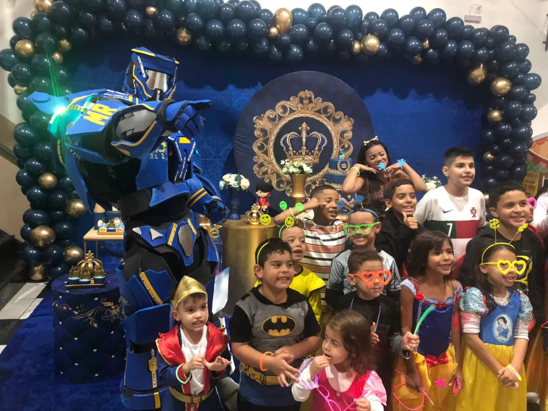 Figurino tecnológico do Robô Azul Personagem Vivo da Portal Personagens Vivos em ação