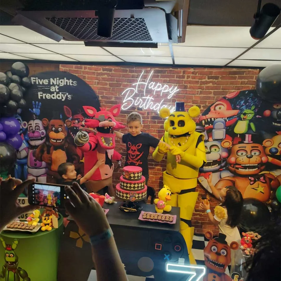 Freddy e Foxy em atração temática de personagens vivos para festas infantis Freddy e Foxy em atração temática de personagens vivos para festas infantis