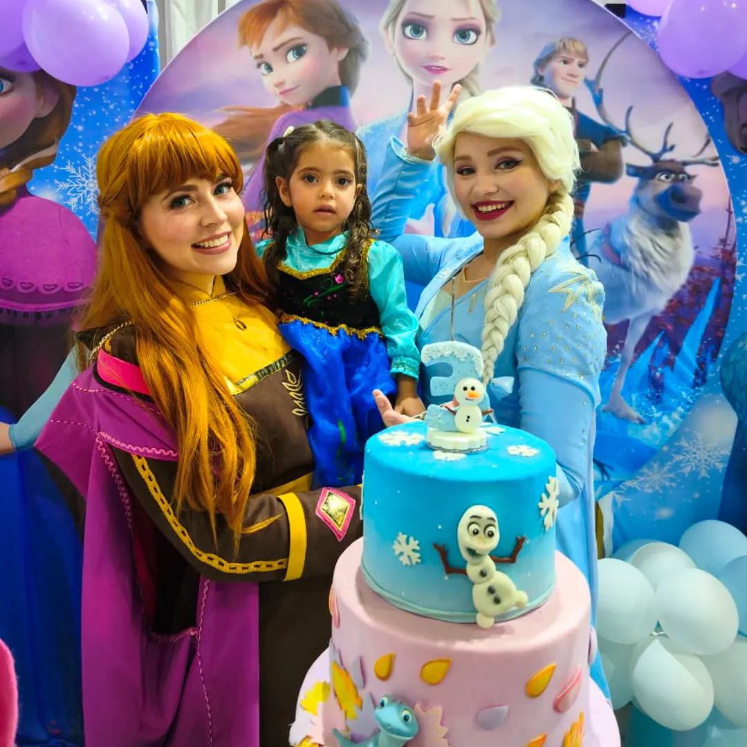 Frozen Personagem Vivo interagindo com crianças animadas durante festa infantil em São Paulo