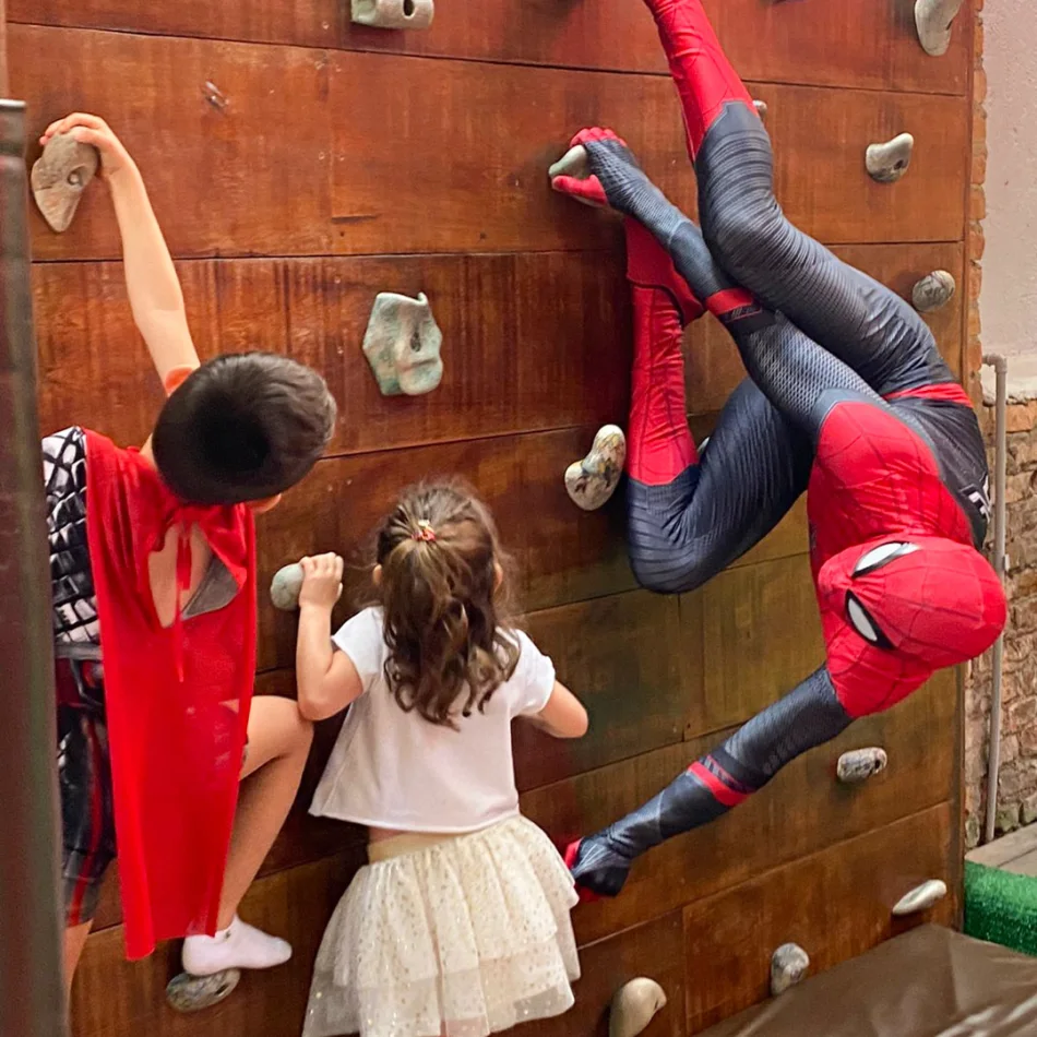 Homem Aranha em festa infantil realizando pose de herói em São Paulo