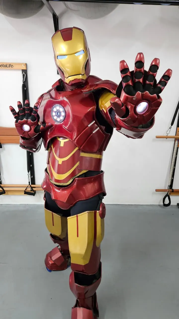 Homem de Ferro da Marvel interagindo com crianças em festa infantil Homem de Ferro da Marvel interagindo com crianças em festa infantil