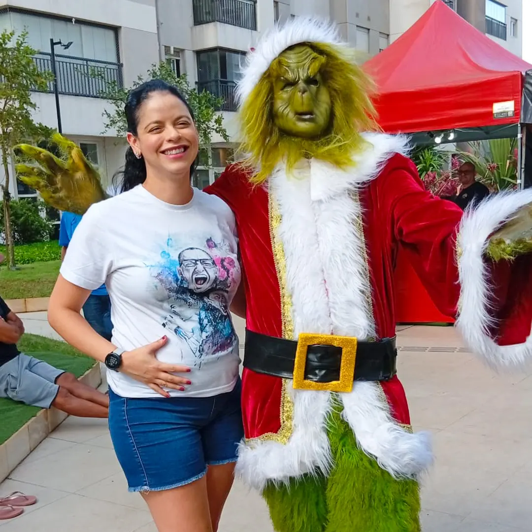 Interação bem-humorada com Grinch Personagem Vivo durante festa infantil em buffet
