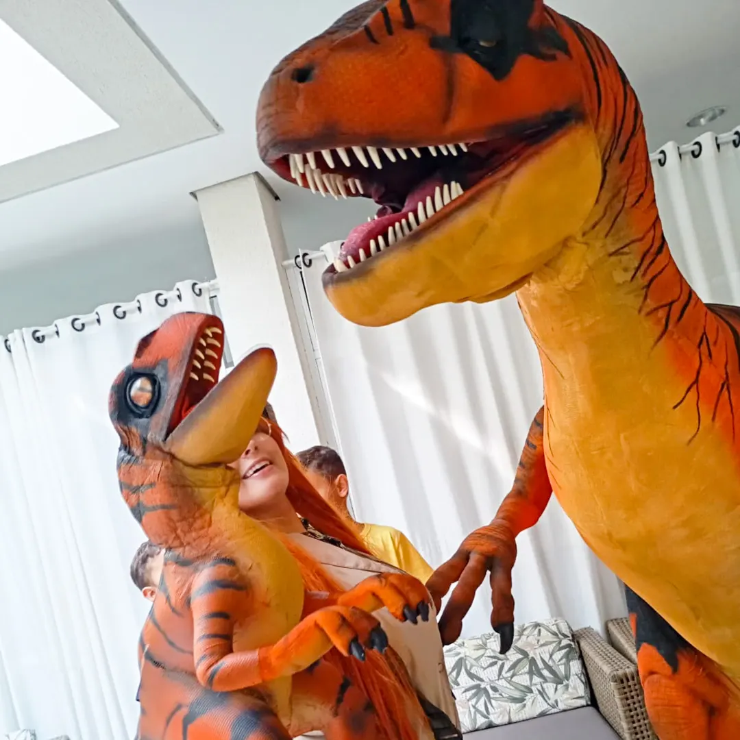 Interação lúdica especial do Dinossauro Baby Laranja Personagem Vivo com os convidados Interação lúdica especial do Dinossauro Baby Laranja Personagem Vivo com os convidados