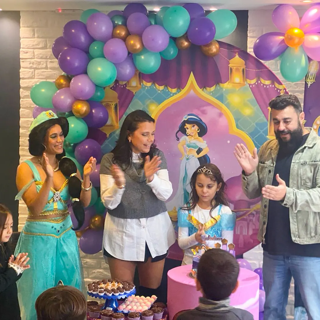 Jasmine Personagem Vivo abraçando aniversariante em evento infantil SP Jasmine Personagem Vivo abraçando aniversariante em evento infantil SP