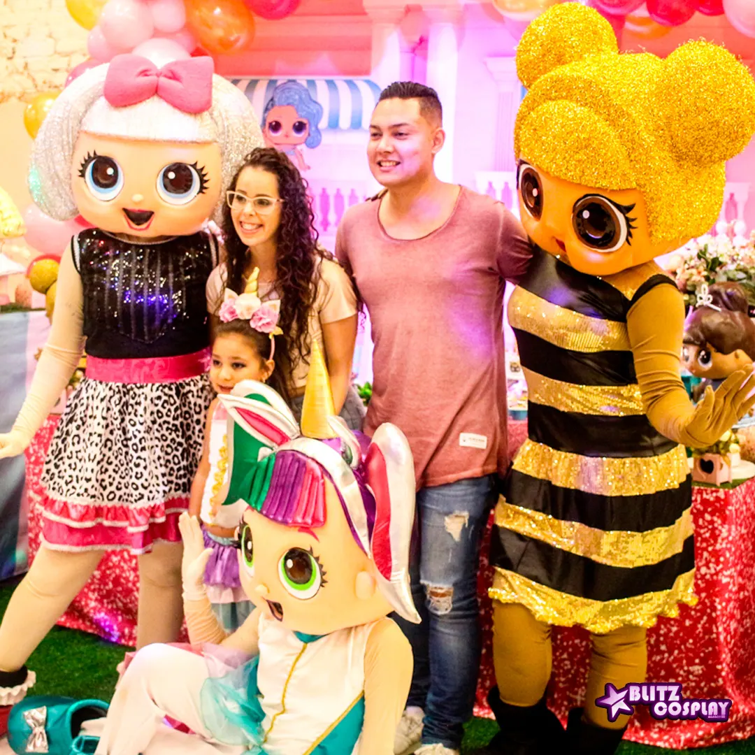 LOL Personagem Vivo interagindo com crianças animadas durante festa infantil em São Paulo LOL Personagem Vivo interagindo com crianças animadas durante festa infantil em São Paulo