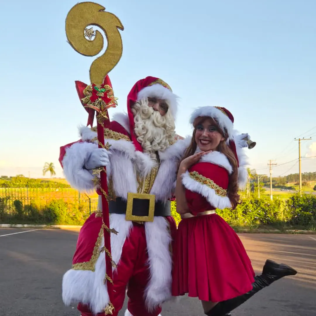 Mamãe Noel Personagem Vivo com avental natalino e cesta de doces em festa