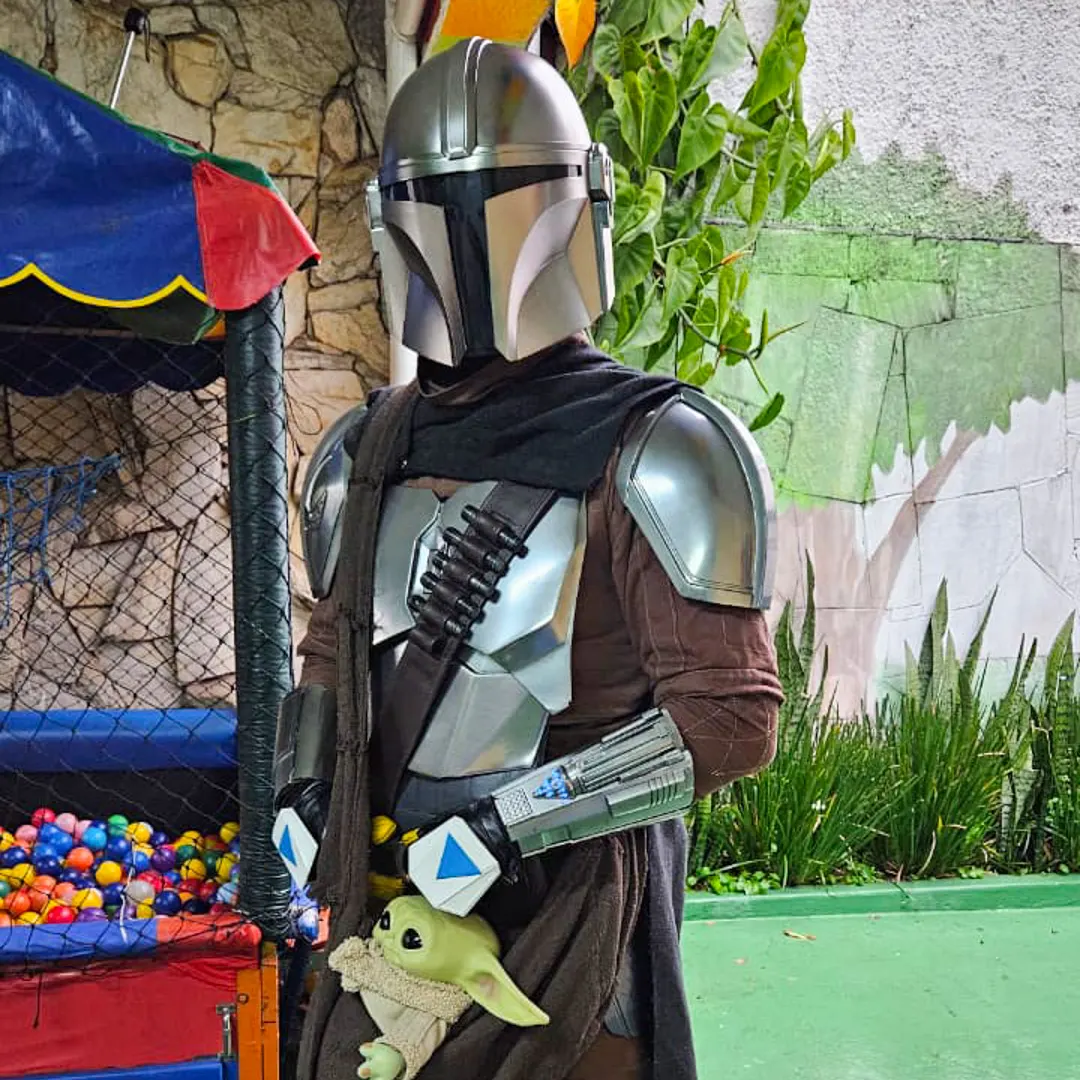 Mandaloriano Personagem Vivo interagindo com crianças em festa infantil SP Mandaloriano Personagem Vivo interagindo com crianças em festa infantil SP